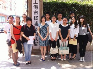 杨浦区司法局副局长翟骏与人民调解专业同学合照