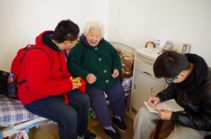 慰问老人并进行访谈记录