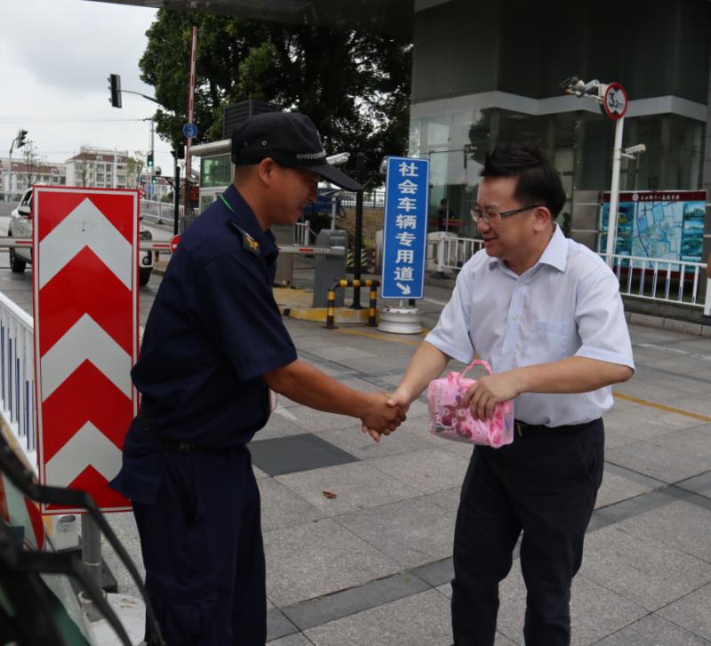 1夏书记慰问保安